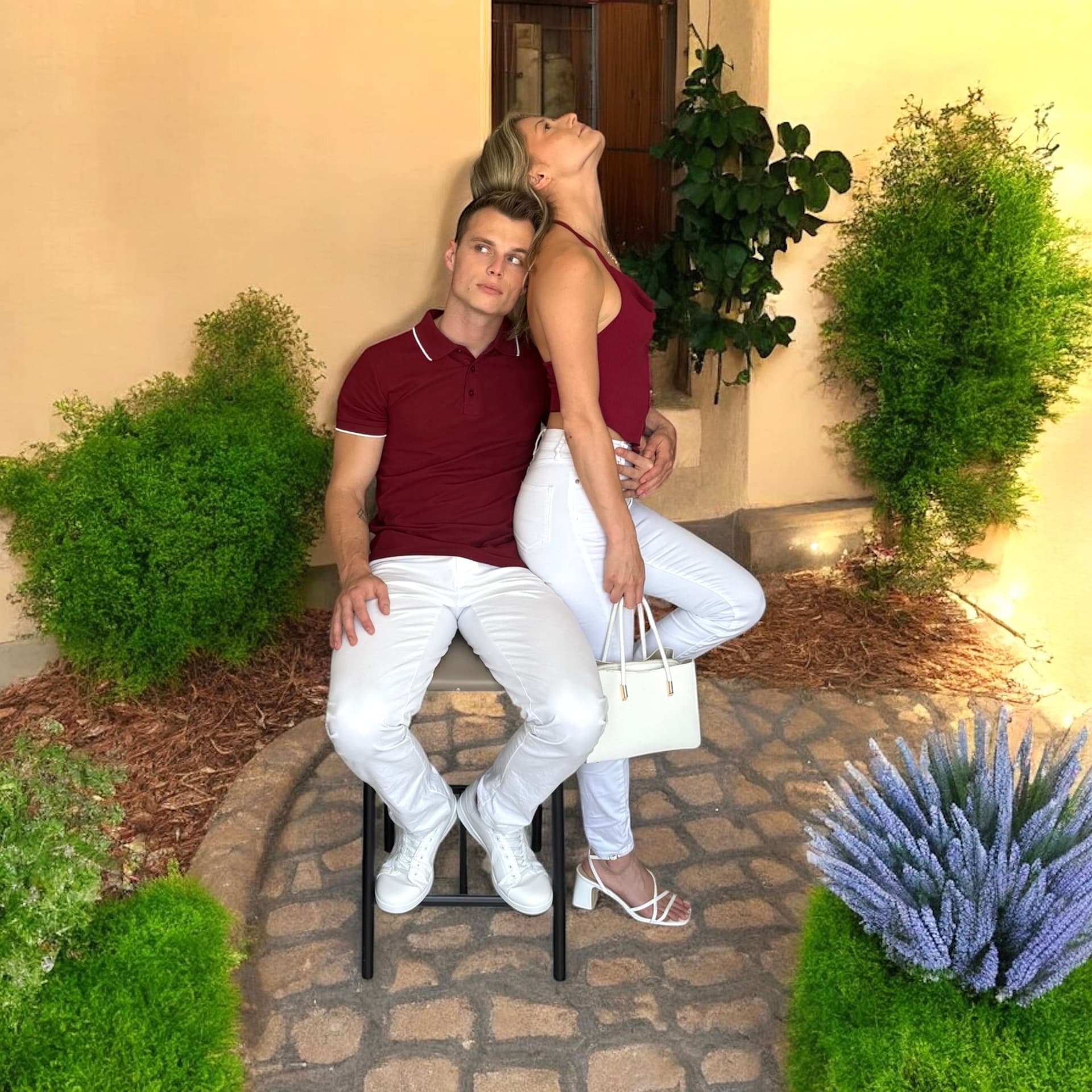 Valentin et Tiffany en tenue coordonnée bordeaux et blanc