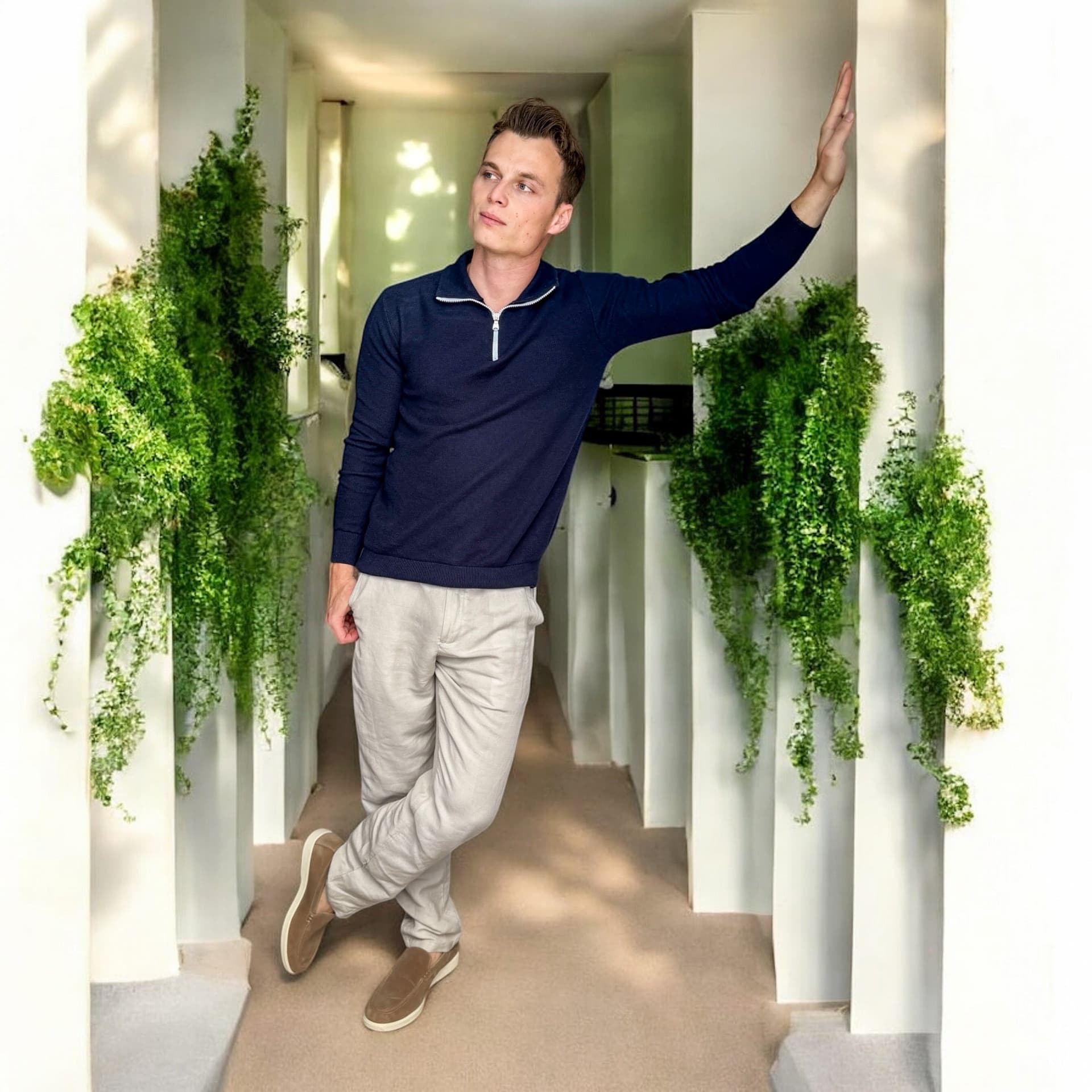 Valentin en pull marine et pantalon en lin