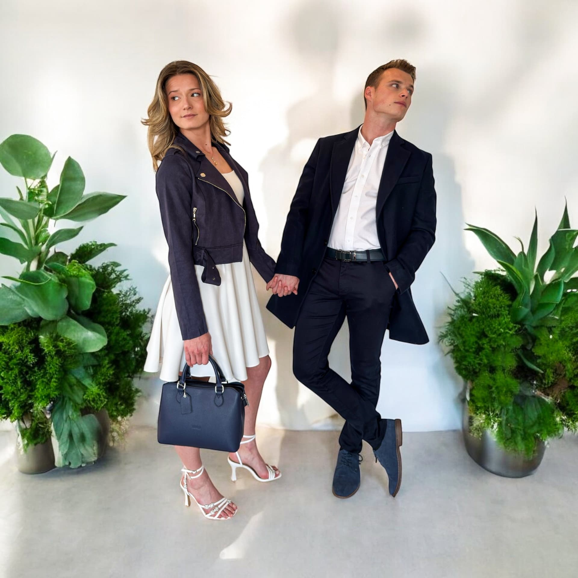 Valentin et Tiffany, main dans la main, en tenue coordonnée marine et blanc
